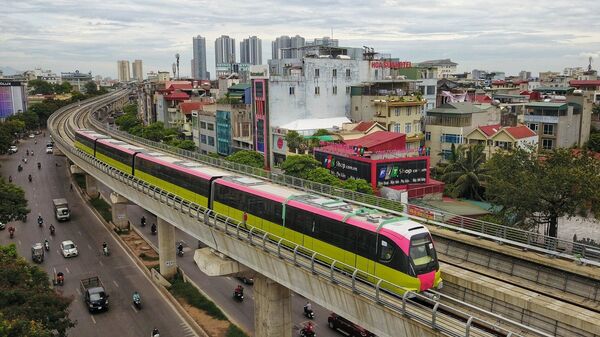 Đoàn tàu chạy qua tuyến đường Nhổn - Ga Hà Nội (đoạn trên cao dài 8,5km từ Nhổn đến Đại học Giao thông vận tải). - Sputnik Việt Nam