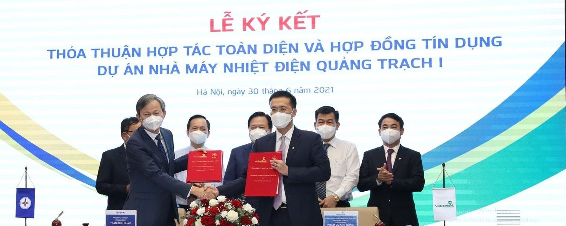 Tổng Giám đốc EVN Trần Đình Nhân (bên trái) và Tổng Giám đốc Vietcombank Phạm Quang Dũng ký kết Thỏa thuận Hợp tác Toàn diện. - Sputnik Việt Nam, 1920, 01.07.2021