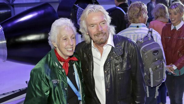 Wally Funk và doanh nhân người Anh Richard Branson  - Sputnik Việt Nam