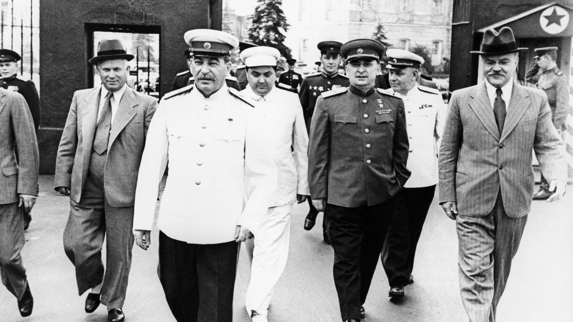 Nikita Khrushchev, Joseph Stalin, Georgy Malenkov, Lavrenty Beria, Vyacheslav Molotov (từ trái sang phải) đến Quảng trường Đỏ