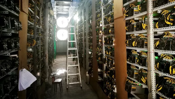 Máy đào bitcoin trong trang trại bitcoin ở Tứ Xuyên, Trung Quốc - Sputnik Việt Nam