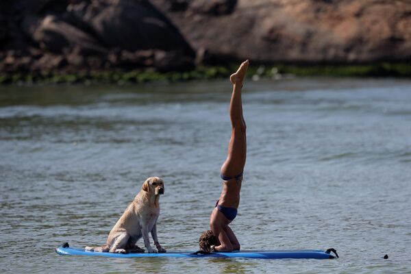 Cô gái trong lớp học yoga, Rio de Janeiro, Brazil - Sputnik Việt Nam