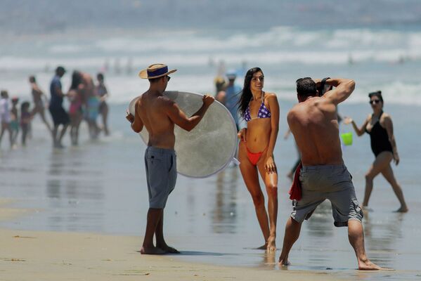 Người phụ nữ tạo dáng cho nhiếp ảnh gia ở Pacific Beach, San Diego - Sputnik Việt Nam