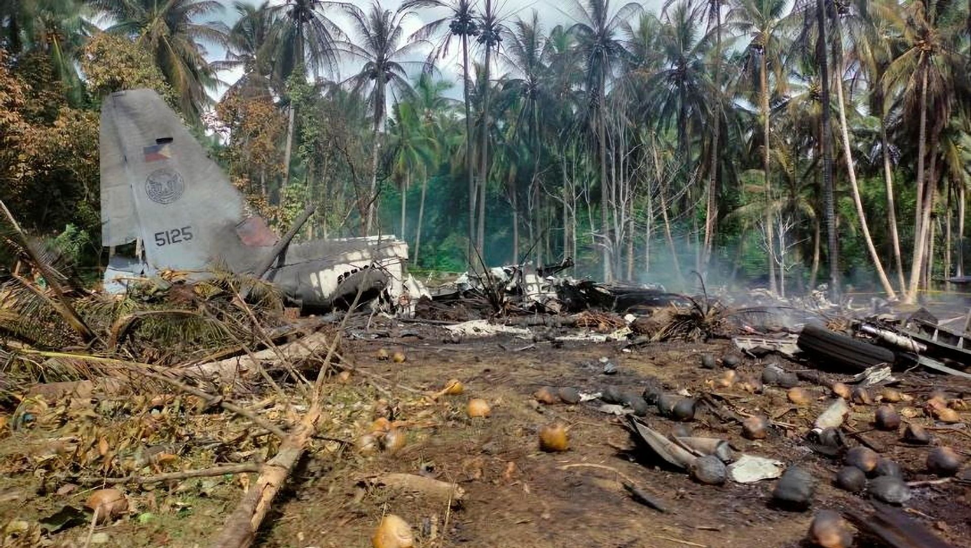 Hiện trường vụ tai nạn máy bay C-130 của Không quân Philippines Hiện trường vụ tai nạn máy bay C-130 của Không quân Philippines - Sputnik Việt Nam, 1920, 05.07.2021