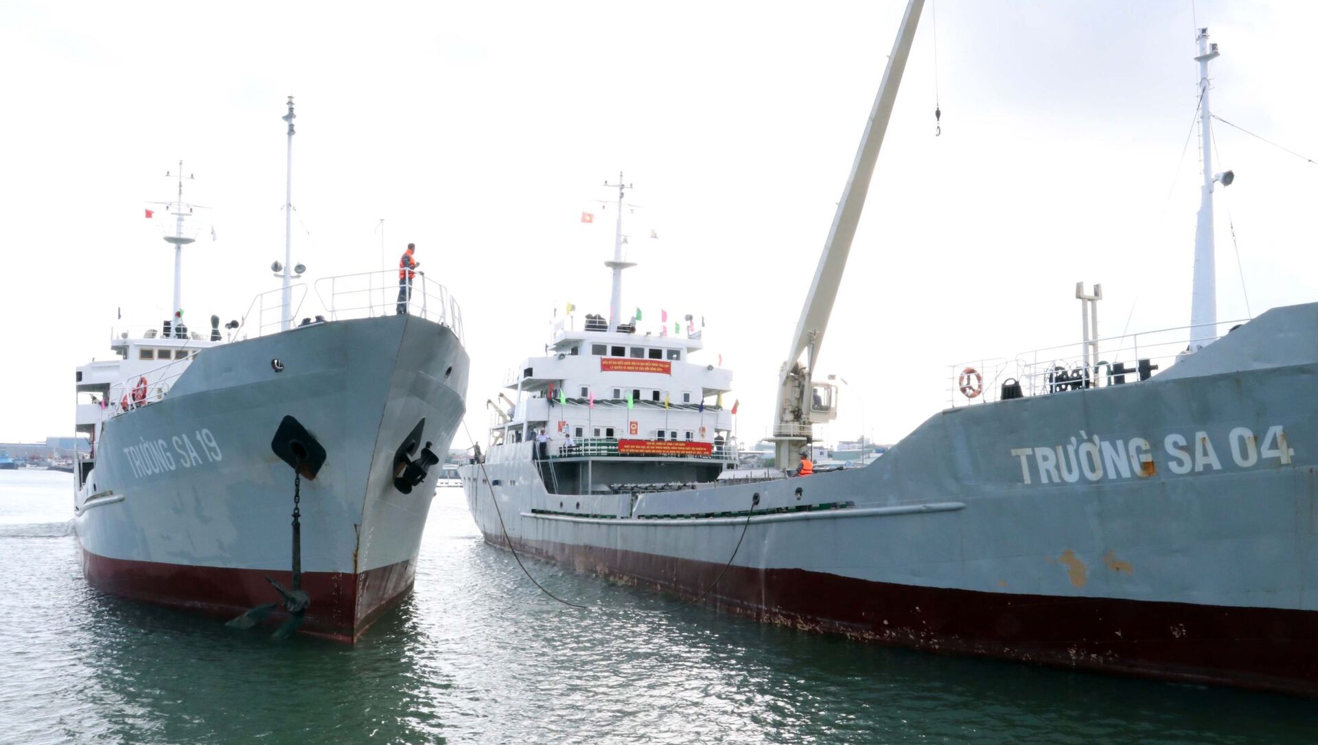 Tàu Trường Sa 19 và Trường Sa 04 đưa Tổ Bầu cử sớm trên biển trở về cập cảng Lữ đoàn 171 Hải quân. Tàu Trường Sa 19 và Trường Sa 04 đưa Tổ Bầu cử sớm trên biển trở về cập cảng Lữ đoàn 171 Hải quân. - Sputnik Việt Nam, 1920, 06.07.2021