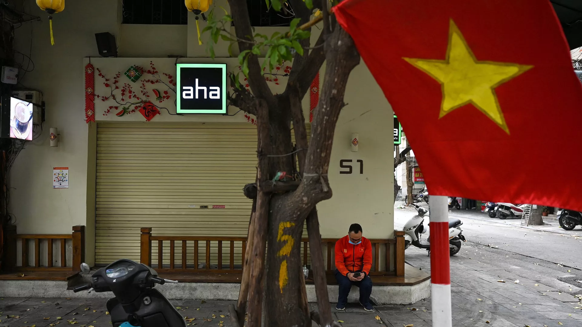 Người đàn ông đang kiểm tra điện thoại thông minh của mình. Người đàn ông đang kiểm tra điện thoại thông minh của mình. - Sputnik Việt Nam, 1920, 14.09.2021
