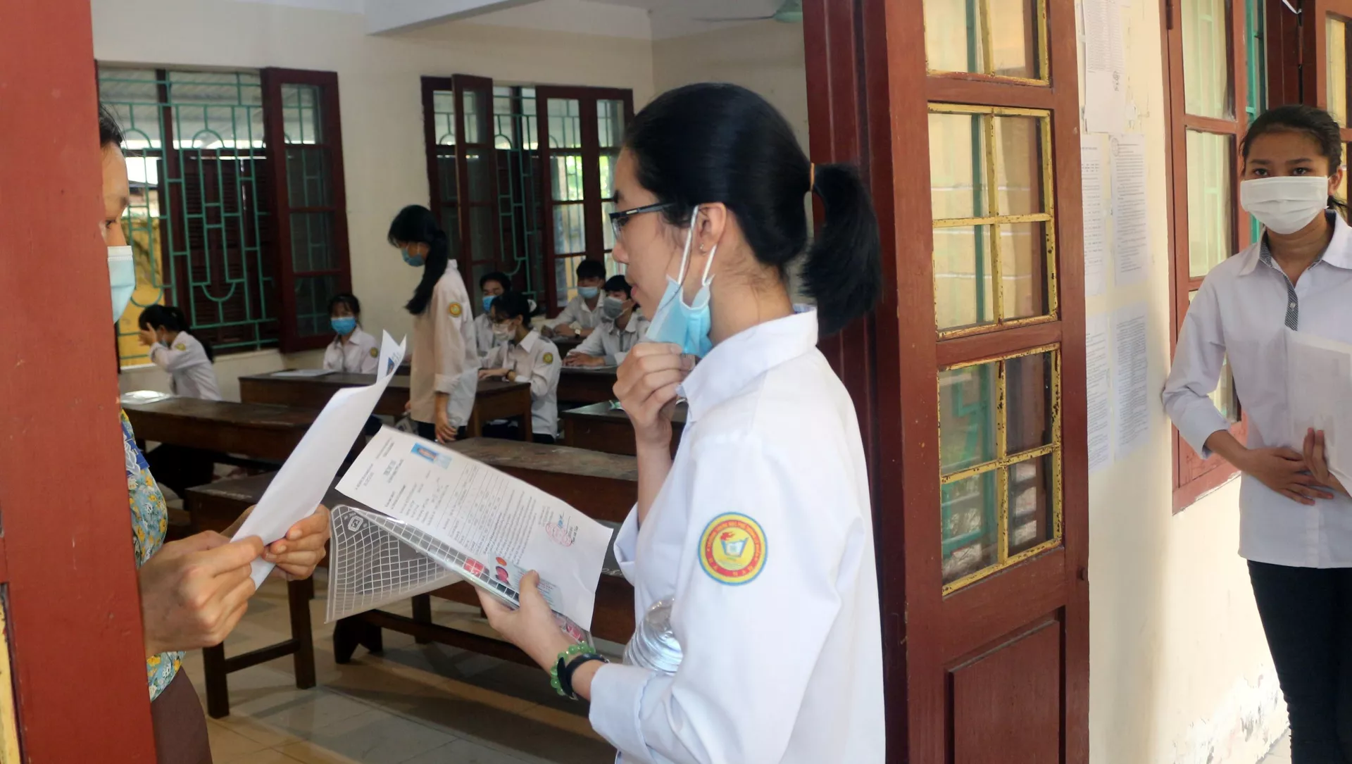 Các thí sinh làm thủ tục vào phòng thi tại Hội đồng thi trường THPT Lý Nhân (huyện Lý Nhân, tỉnh Nam Định)
