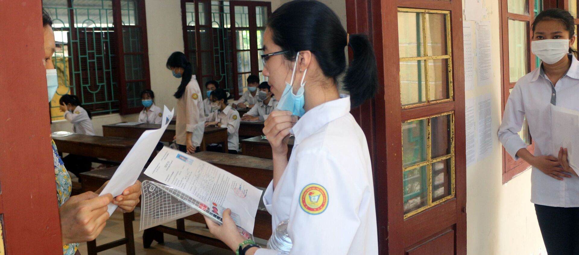 Các thí sinh làm thủ tục vào phòng thi tại Hội đồng thi trường THPT Lý Nhân (huyện Lý Nhân, tỉnh Nam Định) - Sputnik Việt Nam, 1920, 07.07.2021