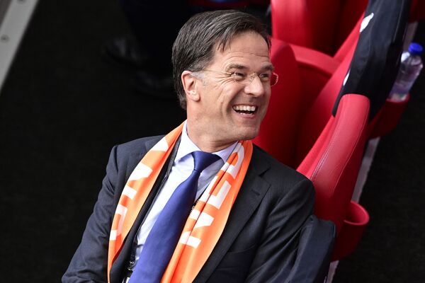 Thủ tướng Hà Lan Mark Rutte mỉm cười trong trận đấu bóng đá trên sân vận động Johan Cruyff ở Amsterdam - Sputnik Việt Nam