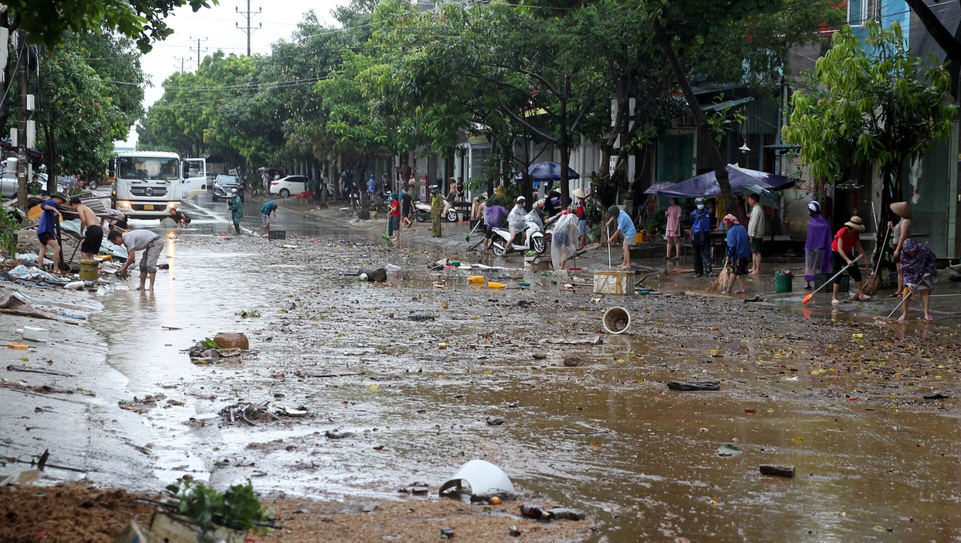 Mưa lớn gây ngập cục bộ tại tuyến đường Lê Thanh, phường Bắc Cường, thành phố Lào Cai.  - Sputnik Việt Nam, 1920, 07.07.2021