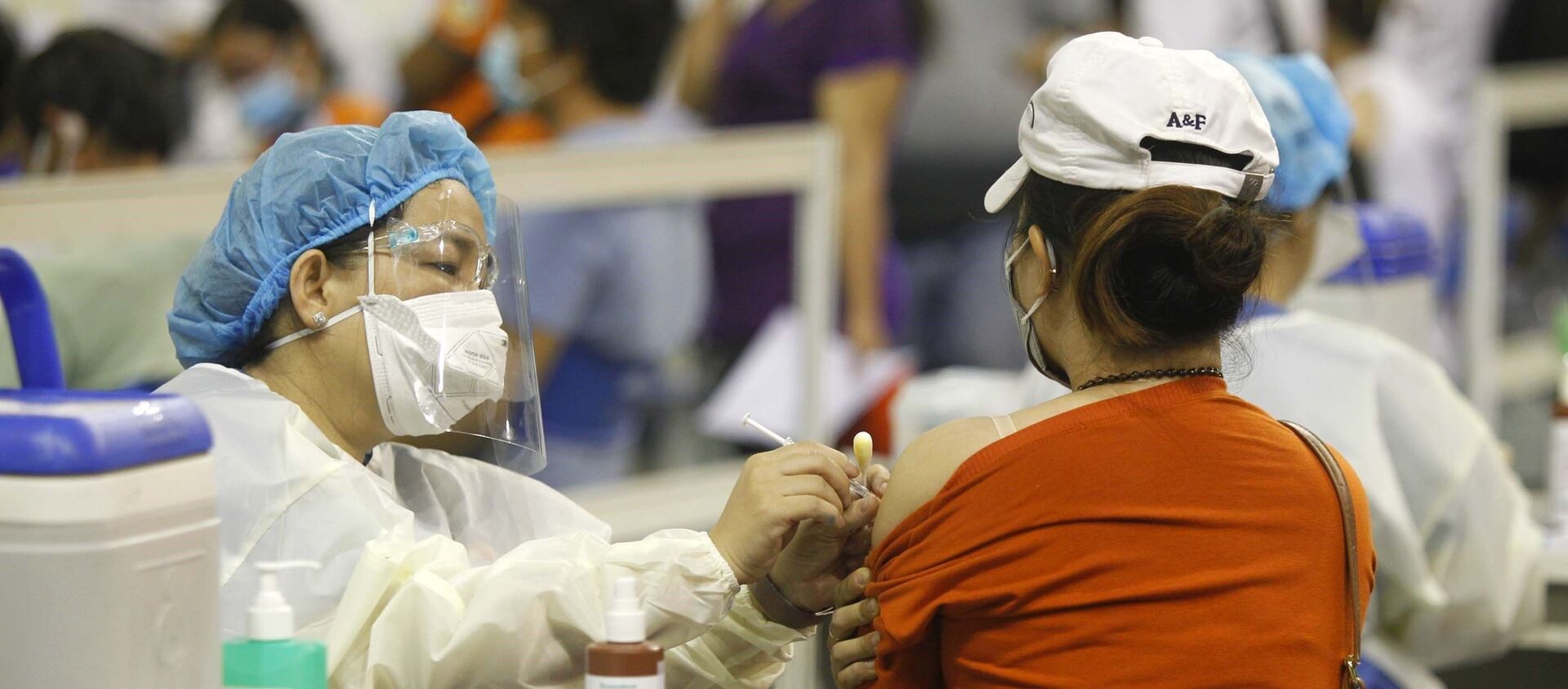 Người lao động Thành phố Hồ Chí Minh được tiêm vaccine phòng COVID-19. - Sputnik Việt Nam, 1920, 13.07.2021