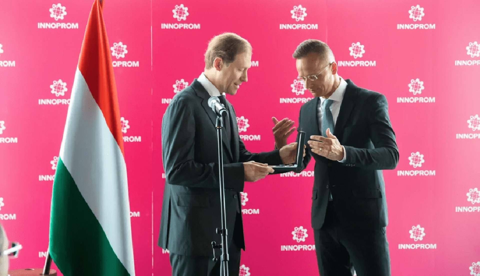 Bộ trưởng Bộ Thương mại Công nghiệp Nga nhận giải thưởng nhà nước cao nhất cho người nước ngoài của Hungary Bộ trưởng Bộ Thương mại Công nghiệp Nga nhận giải thưởng nhà nước cao nhất cho người nước ngoài của Hungary - Sputnik Việt Nam, 1920, 07.07.2021