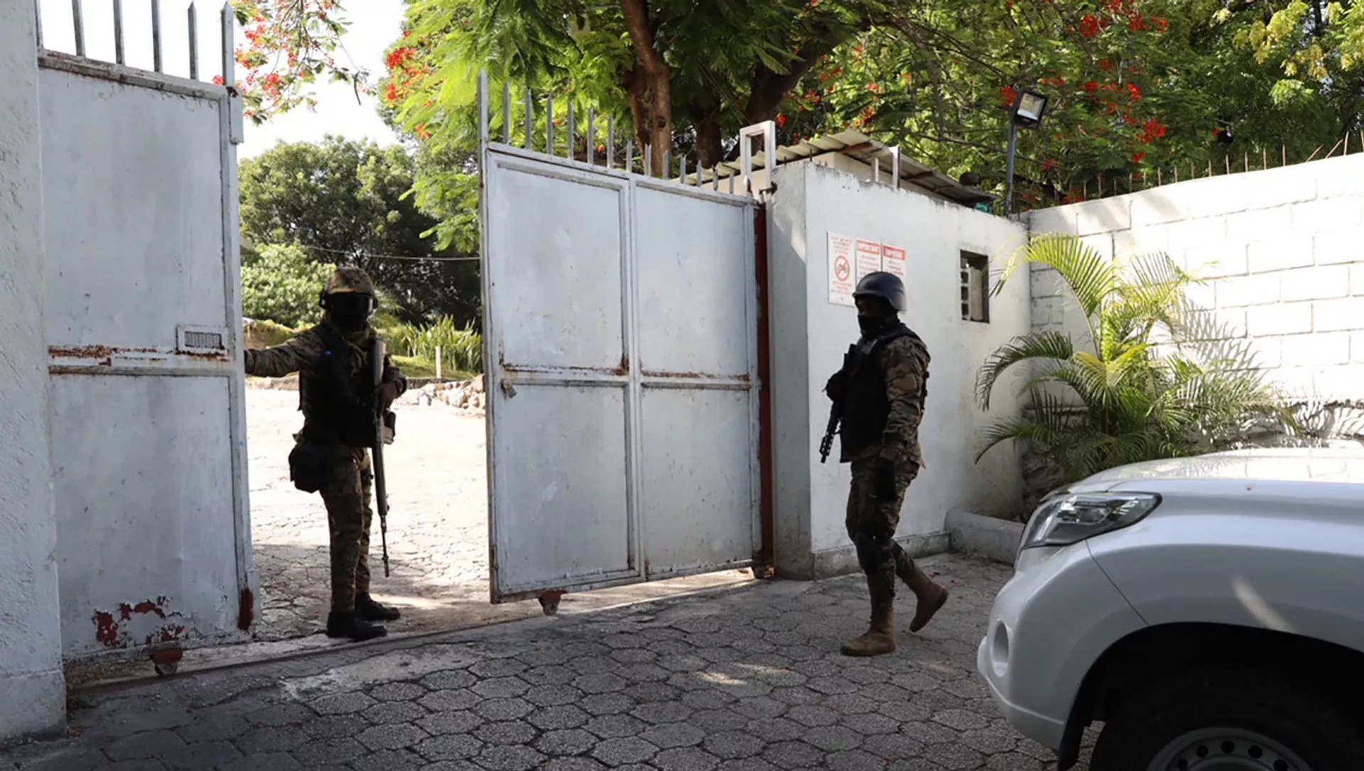 Các binh sĩ canh gác gần bệnh viện, nơi đệ nhất phu nhân Haiti bà Martine Moise bị thương đang điều trị sau vụ ám sát Tổng thống Jovenel Moise (Port-au-Prince, Haiti., 07.07.2021)