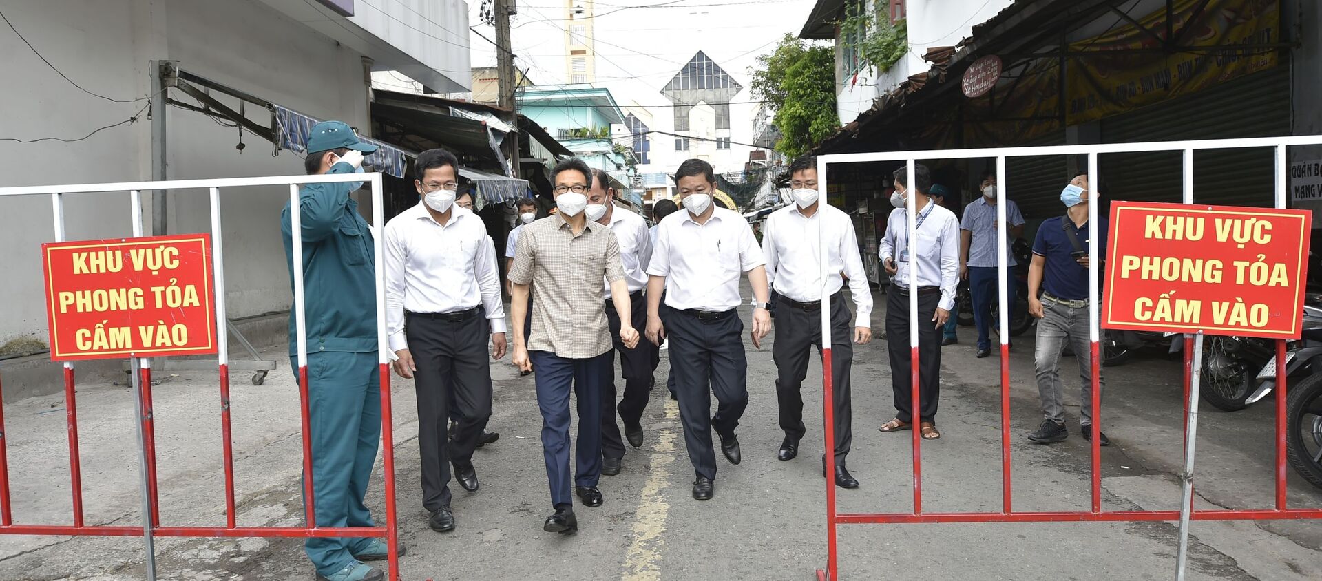 Phó Thủ tướng Chính phủ Vũ Đức Đam kiểm tra một khu phong toả trên địa bàn quận 12, TP.HCM - Sputnik Việt Nam, 1920, 08.07.2021