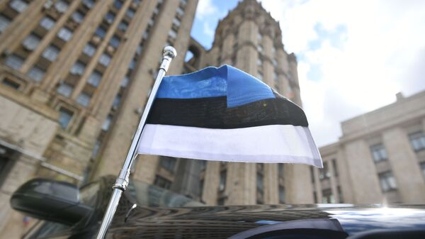 Xe của đại sứ Estonia bên ngoài tòa nhà Bộ Ngoại giao Nga ở Moscow - Sputnik Việt Nam