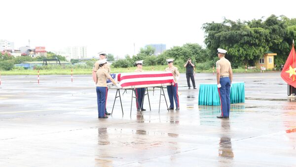 Cơ quan Việt Nam tìm kiếm người mất tích (VNOSMP) bàn giao một bộ hài cốt quân nhân Hoa Kỳ mất tích trong thời gian chiến tranh ở Việt Nam cho phía Hoa Kỳ. - Sputnik Việt Nam