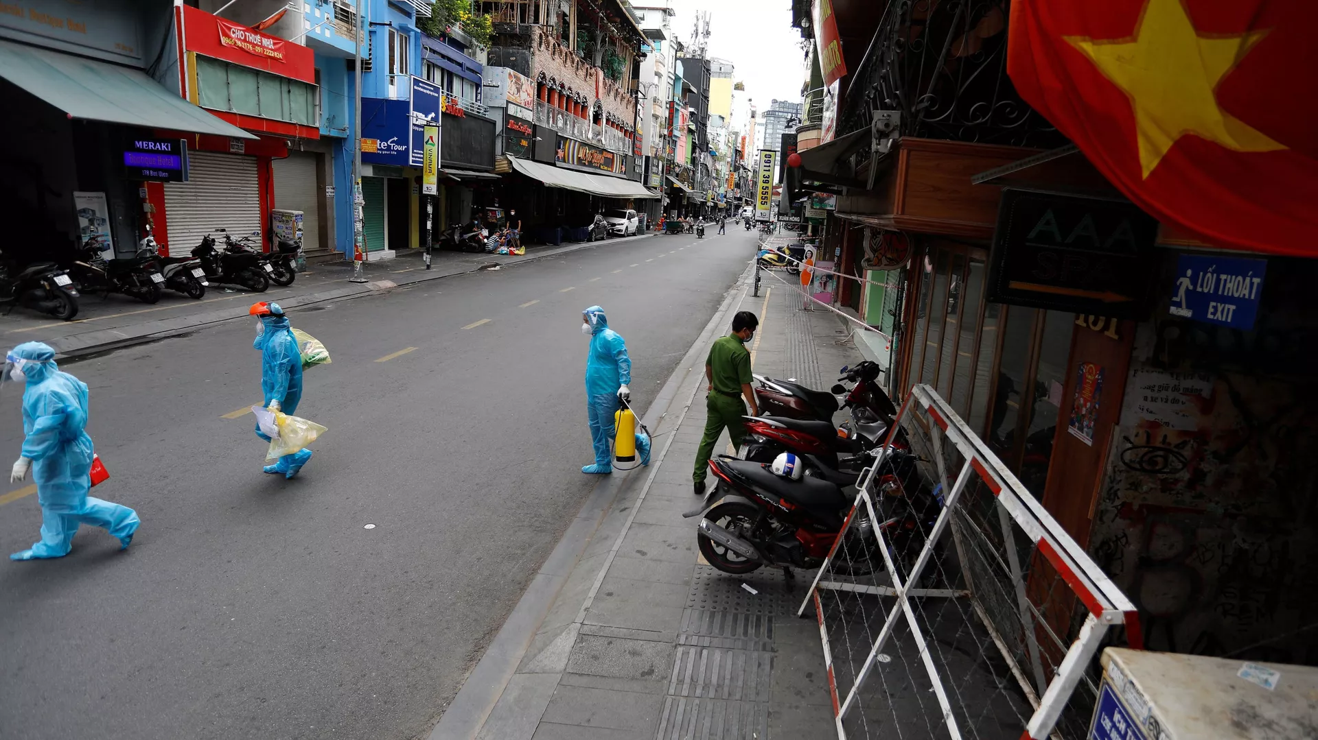 Nhân viên y tế trong ngày đầu tiên sau khi chính phủ áp đặt hai tuần cách ly ở Thành phố Hồ Chí Minh, Việt Nam