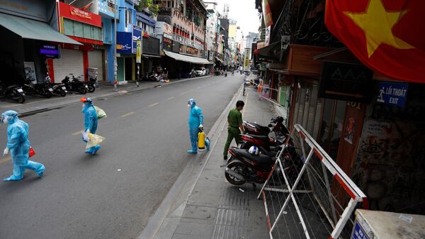 Nhân viên y tế trong ngày đầu tiên sau khi chính phủ áp đặt hai tuần cách ly ở Thành phố Hồ Chí Minh, Việt Nam - Sputnik Việt Nam