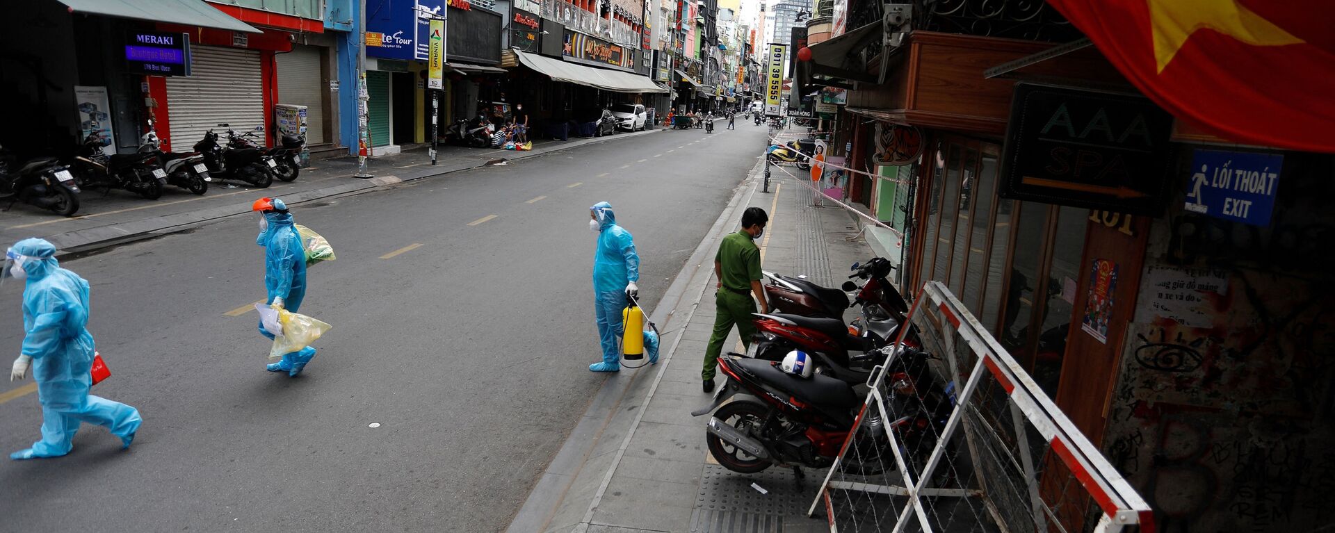 Nhân viên y tế trong ngày đầu tiên sau khi chính phủ áp đặt hai tuần cách ly ở Thành phố Hồ Chí Minh, Việt Nam - Sputnik Việt Nam, 1920, 12.07.2022