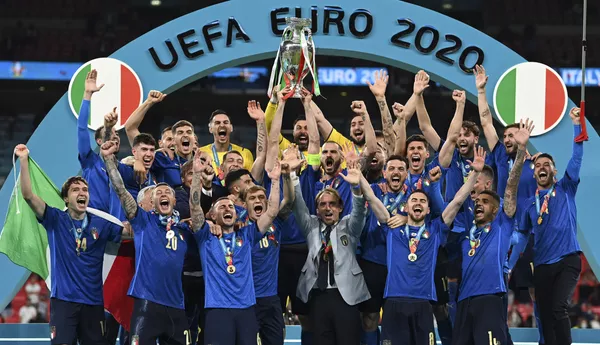 Đội tuyển quốc gia Ý ăn mừng trên bục vinh quang sau khi giành phần thắng trong trận chung kết Euro 2020