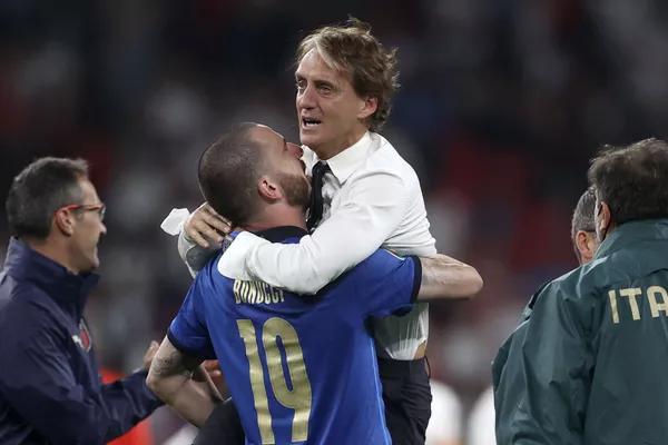 Roberto Mancini ăn mừng với Leonardo Bonucci sau khi Ý giành chiến thắng trong trận chung kết Giải vô địch bóng đá châu Âu 2020