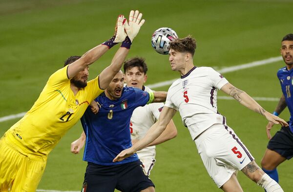 Thủ môn Gianluigi Donnarumma của đội tuyển Ý và tuyển thủ Anh John Stones giành bóng trong trận chung kết Giải vô địch châu Âu UEFA 2020 - Sputnik Việt Nam