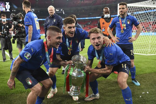 Các cầu thủ Marco Verratti, Giovanni Di Lorenzo và Ciro Immobile với chiếc cúp chiến thắng sau trận chung kết Euro 2020 - Sputnik Việt Nam