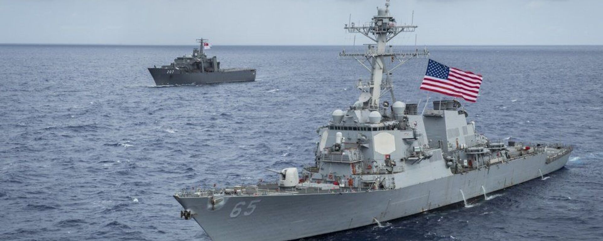 Tàu khu trục USS Benfold (DDG-65) của Mỹ và Nhật Bản tập trận ở Vịnh Sagami ngoài khơi bờ biển phía đông Nhật Bản - Sputnik Việt Nam, 1920, 06.06.2022