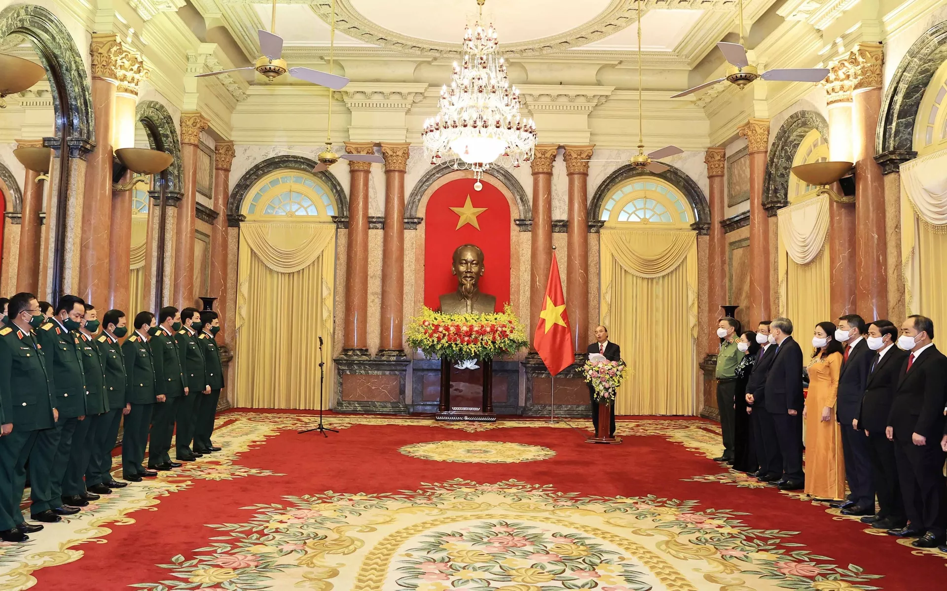 Thăng quân hàm cho hai lãnh đạo cấp cao Quân đội Việt Nam Thăng quân hàm cho hai lãnh đạo cấp cao Quân đội Việt Nam - Sputnik Việt Nam, 1920, 12.07.2021