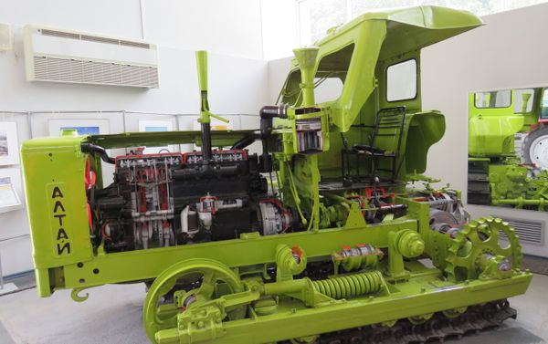 Mô hình cutaway của máy kéo bánh xích. Mô hình cutaway của máy kéo bánh xích. - Sputnik Việt Nam
