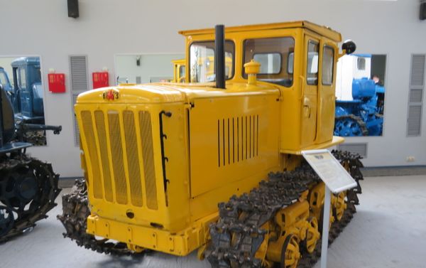 Máy kéo DT-54 Diesel 54 mã lực của Liên Xô (1949-1979) đã được xuất khẩu sang 36 quốc gia (trong đó có Việt Nam). Một nhà máy ở Lạc Dương (Trung Quốc) đã sản xuất theo giấy phép vào những năm 1955-1965. Máy kéo DT-54 Diesel 54 mã lực của Liên Xô (1949-1979) đã được xuất khẩu sang 36 quốc gia (trong đó có Việt Nam). Một nhà máy ở Lạc Dương (Trung Quốc) đã sản xuất theo giấy phép vào những năm 1955-1965. - Sputnik Việt Nam