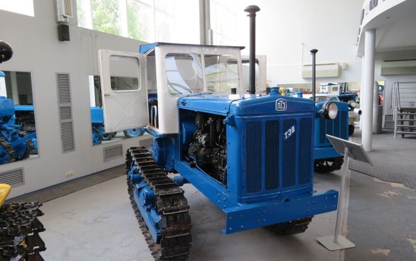 Máy kéo với dàn cày LTZ-T38, Liên Xô. Máy kéo với dàn cày LTZ-T38, Liên Xô. - Sputnik Việt Nam