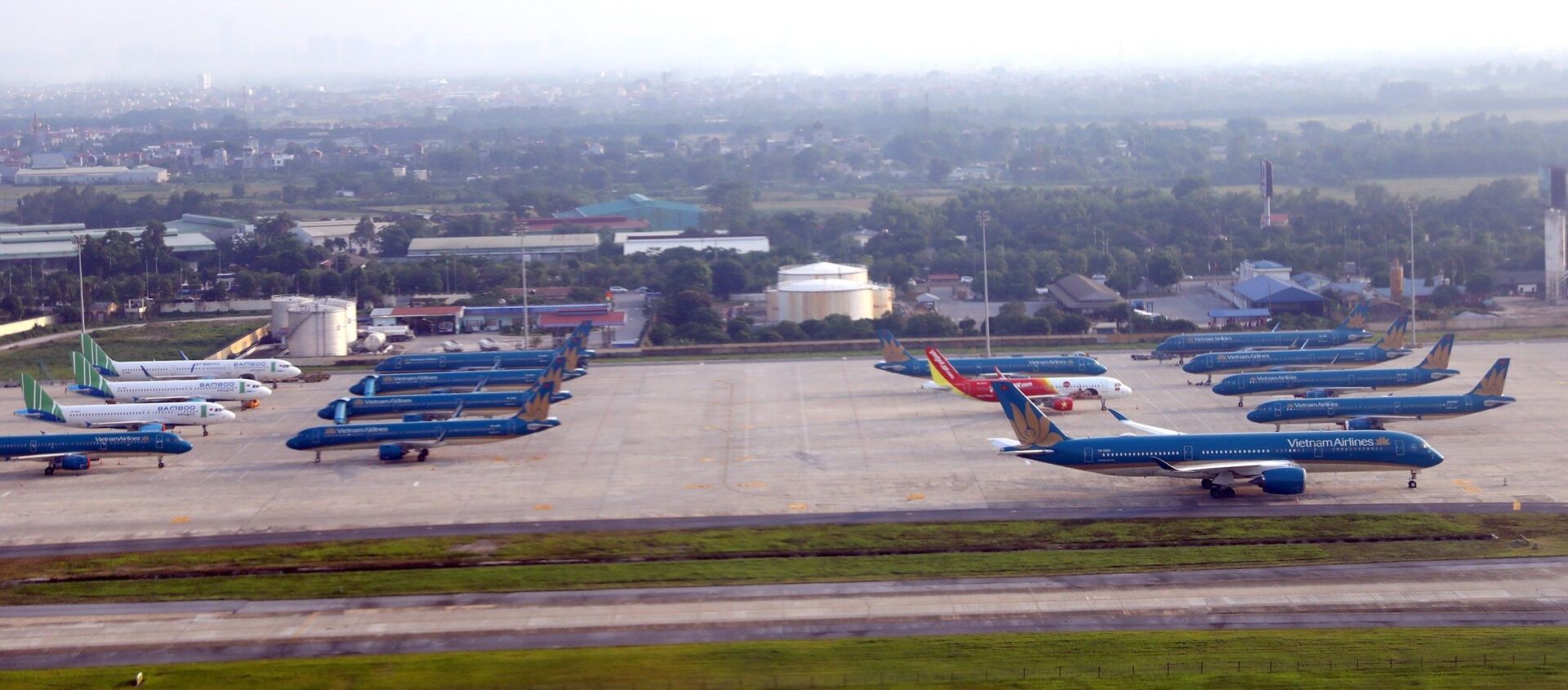 Chỉ riêng hãng hàng không quốc gia Vietnam Airlines mỗi đêm có tới 30 máy bay đỗ ở Nội Bài, trong đó có hơn chục chiếc không khai thác. - Sputnik Việt Nam, 1920, 13.07.2021