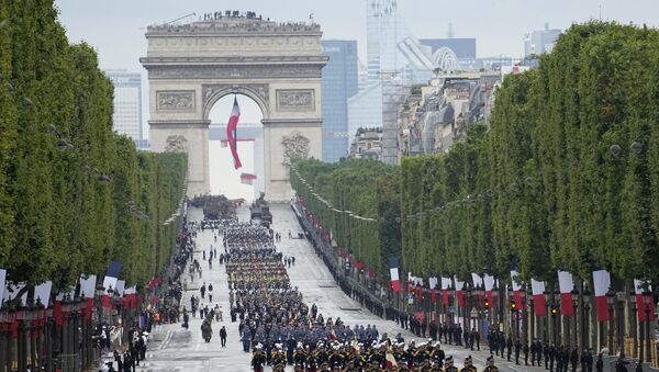 Duyệt binh ở Paris nhân Ngày Quốc khánh Pháp (Ngày chiếm ngục Bastille) - Sputnik Việt Nam