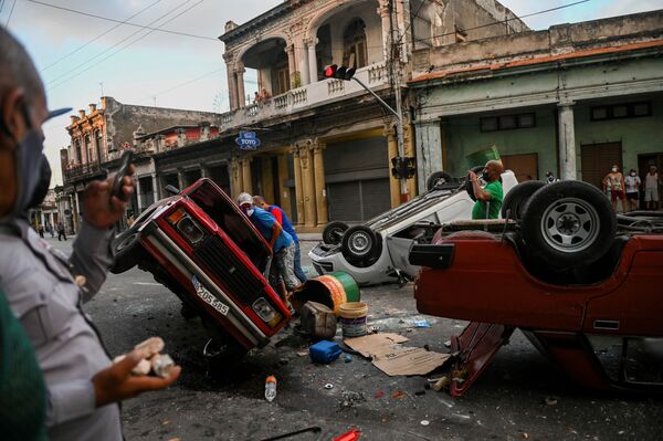 Xe cảnh sát bị lật trên đường phố trong thời gian biểu tình chống Chủ tịch Cuba Miguel Diaz-Canel ở Havana - Sputnik Việt Nam