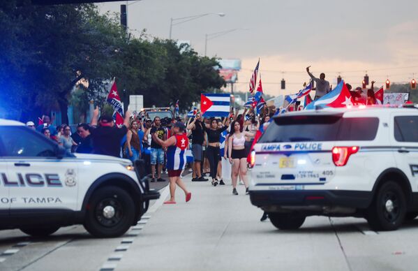 Người dân chặn đường trong cuộc biểu tình phản đối chính phủ Cuba ở Tampa, Mỹ - Sputnik Việt Nam