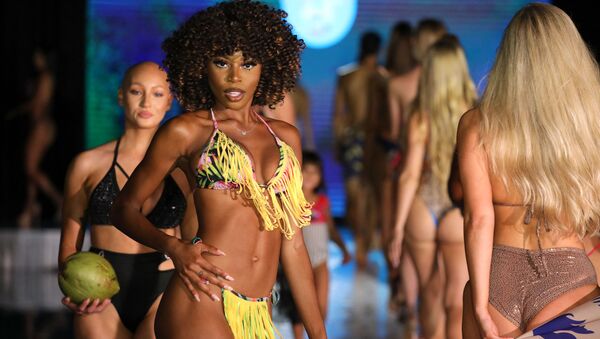 Siêu mẫu trong buổi trình diễn thời trang Miami Swim Week ở Miami, Florida - Sputnik Việt Nam