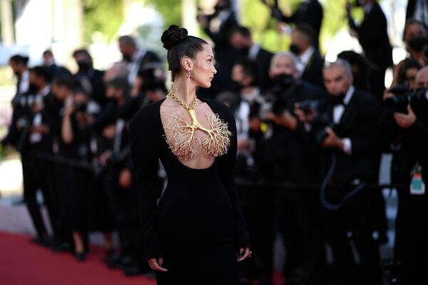 Bella Hadid tại Liên hoan phim Quốc tế Cannes lần thứ 74 - Sputnik Việt Nam