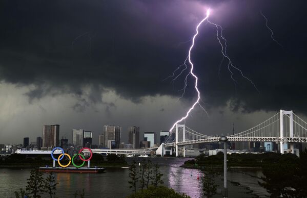 Sét trên cầu Rainbow Bridge ở Tokyo, Nhật Bản - Sputnik Việt Nam