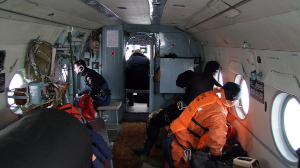 Các nhân viên Bộ tình trạng khẩn cấp đang thực hiện công việc tìm kiếm - Sputnik Việt Nam