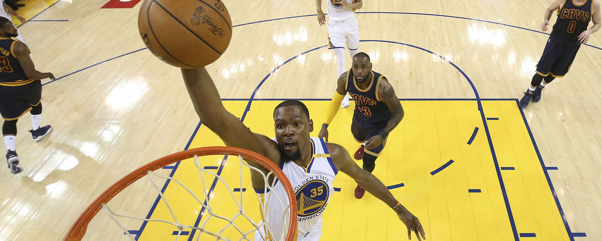 Cầu thủ bóng rổ chuyên nghiệp người Mỹ Kevin Durant, đang chơi cho Golden State Warriors và đội tuyển quốc gia Hoa Kỳ - Sputnik Việt Nam, 1920, 19.07.2021