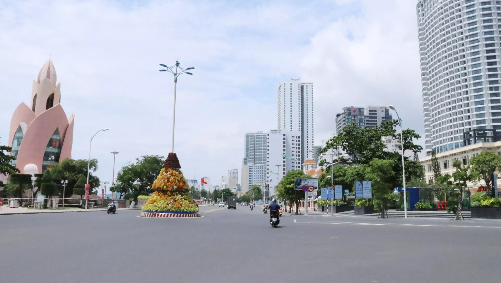Đường Trần Phú, cạnh Quảng trường 2/4, thành phố Nha Trang, rất ít người và phương tiện lưu thông.