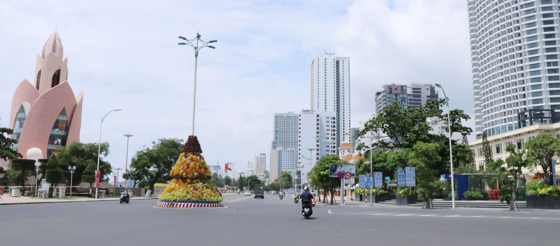 Đường Trần Phú, cạnh Quảng trường 2/4, thành phố Nha Trang, rất ít người và phương tiện lưu thông. - Sputnik Việt Nam, 1920, 20.07.2021