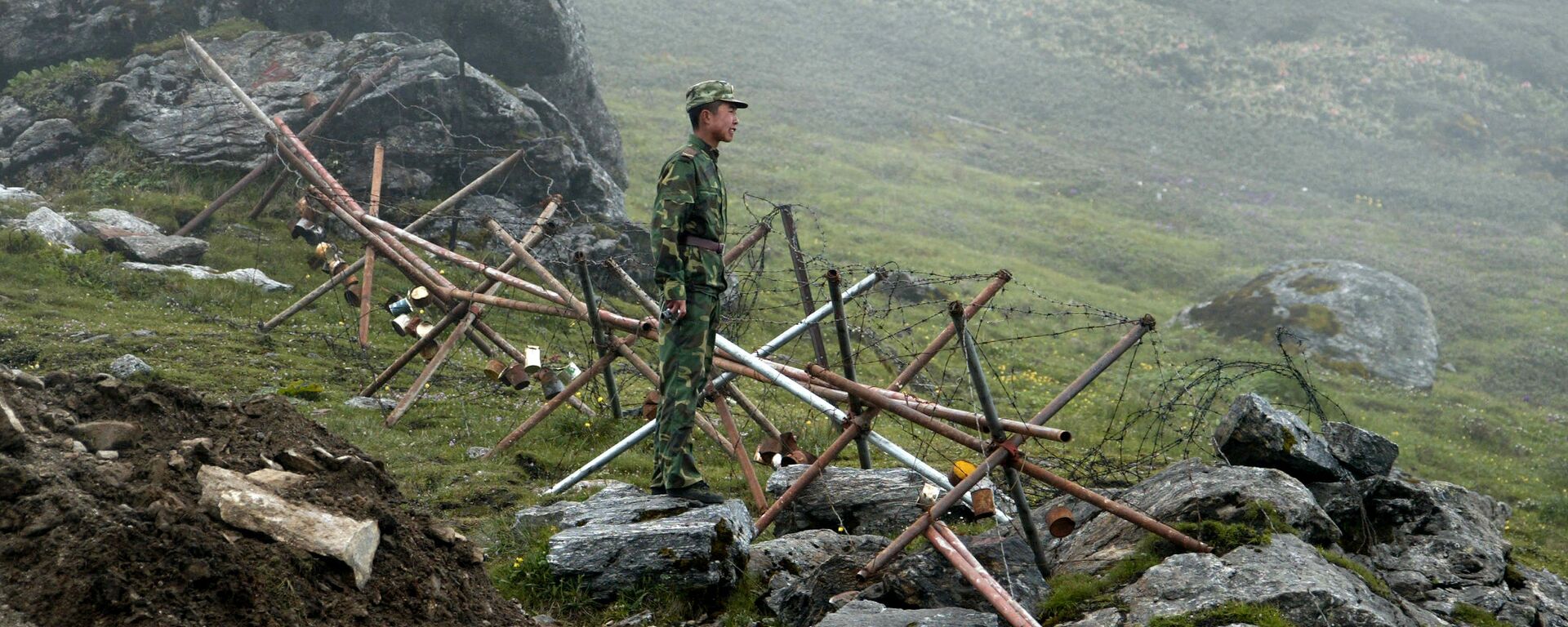 Lính biên phòng Trung Quốc bên hàng rào thép gai - Sputnik Việt Nam, 1920, 20.07.2021