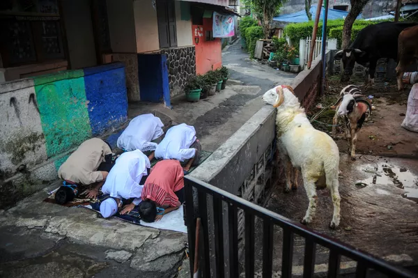 Người Hồi giáo Indonesia hành lễ cầu nguyện Eid al-Adha ở Bandung, tỉnh Tây Java, Indonesia - Sputnik Việt Nam