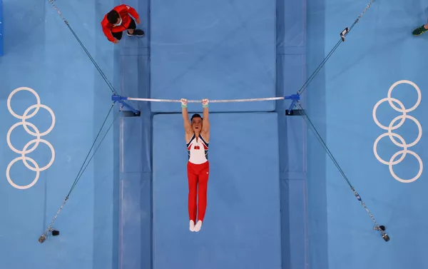 Lê Thanh Tùng (Việt Nam) tập luyện trên xà ở Nhật Bản. - Sputnik Việt Nam