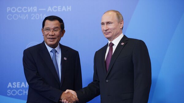 Cuộc gặp giữa thủ tướng Campuchia Hun Sen và tổng thống LB Nga Vladimir Putin trong khuôn khổ Diễn đàn Nga-ASEAN ở Sochi năm 2016 - Sputnik Việt Nam