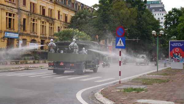 Lực lượng quân đội phun khử khuẩn vào sáng 26/7 - Sputnik Việt Nam