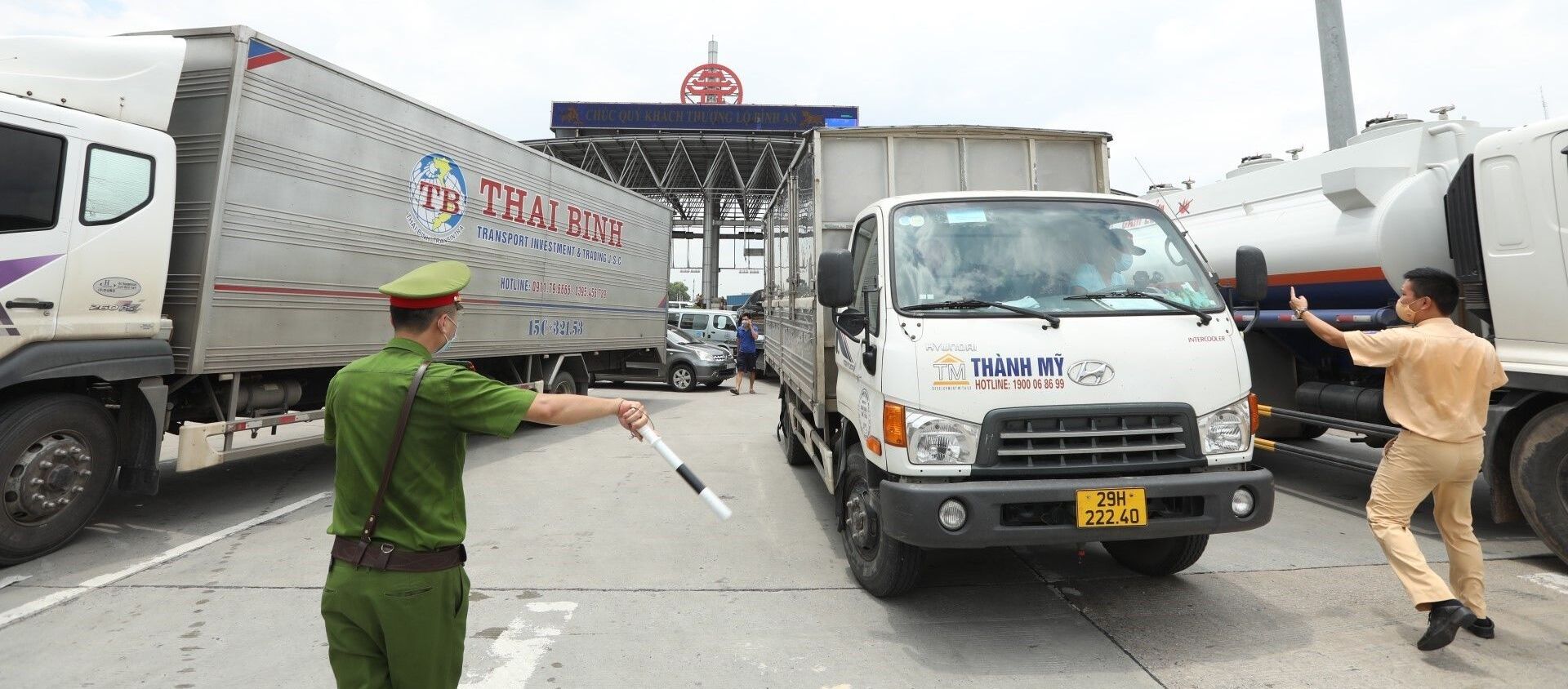 Lực lượng chức năng hướng dẫn các phương tiện quay đầu tại trạm thu phí Pháp Vân – Cầu Giẽ khi thực hiện Chỉ thị 17 của UBND Thành phố - Sputnik Việt Nam, 1920, 27.07.2021