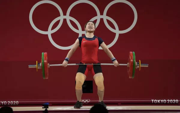 Vận động viên cử tạ Hoàng Thị Duyên thi đấu tại Olympic Tokyo 2020, Nhật Bản. Vận động viên cử tạ Hoàng Thị Duyên thi đấu tại Olympic Tokyo 2020, Nhật Bản. - Sputnik Việt Nam